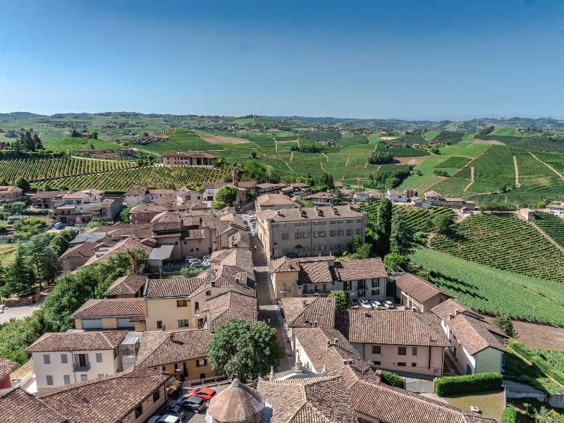 Weinregion Piemont Landschaft mit Weinbergen und kleinem italienischen Dorf